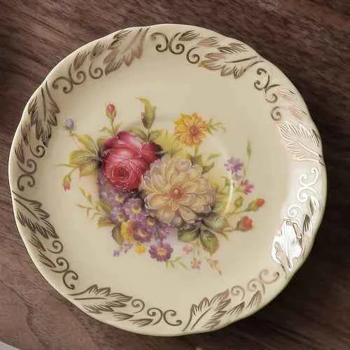 European Style Ceramic Dinner Plates - Irregular Gilded Round Design - The Silver Spoon